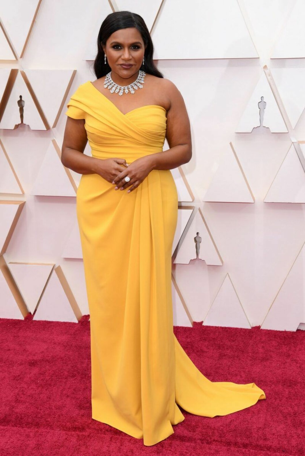Mindy Kaling. Mindy Kaling i gul klänning på röda mattan