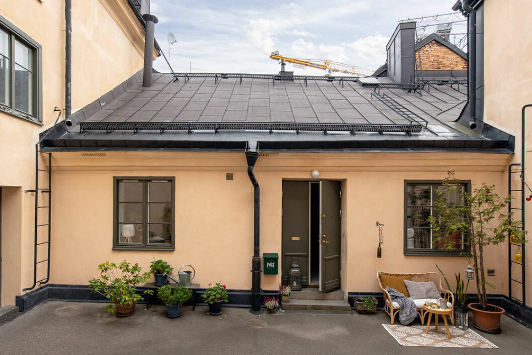Det charmiga lilla gårdshuset på Södermalm är nu till salu. Gårdshus på Södermalm nu till salu