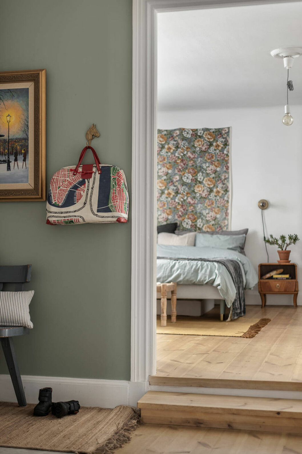 I hallen möts man av vackert grönmålade väggar och fina trägolv. Grönmålad hall och trätiljor i gårdshus på Södermalm