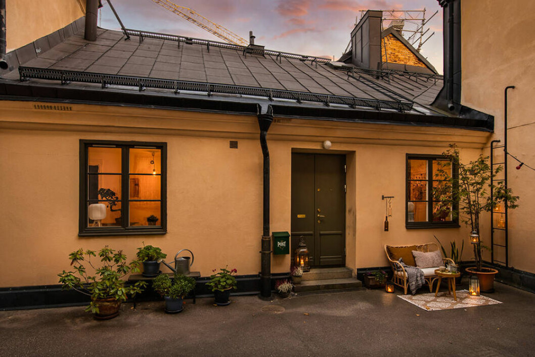 Som en privat villa – fast mitt i stan. Charmigt gårdshus från 1600-talet på Södermalm i Stockholm