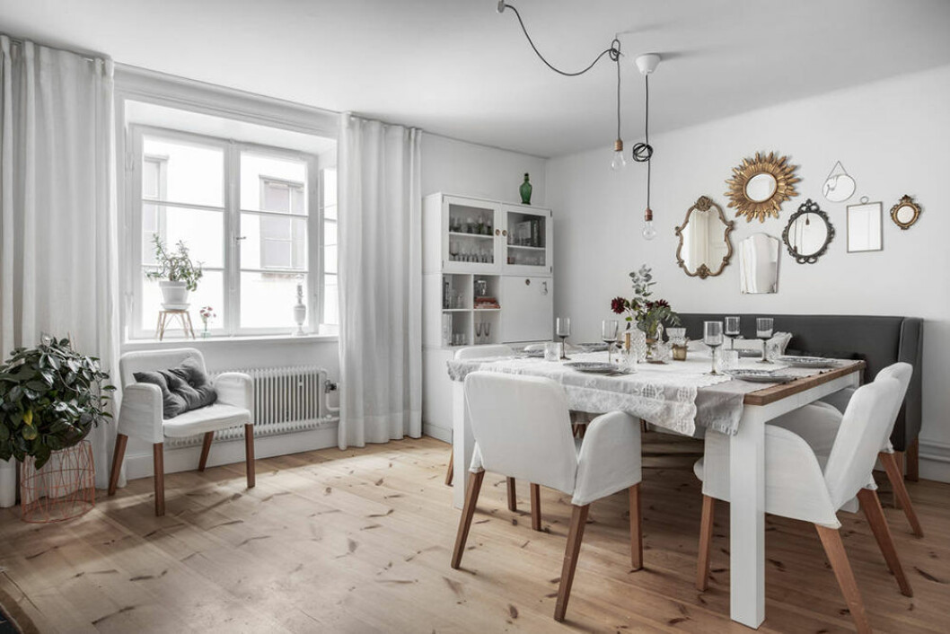 Köket är rymligt och har plats för en stor, social matplats. Kök med stor matplats i gårdhus på Södermalm
