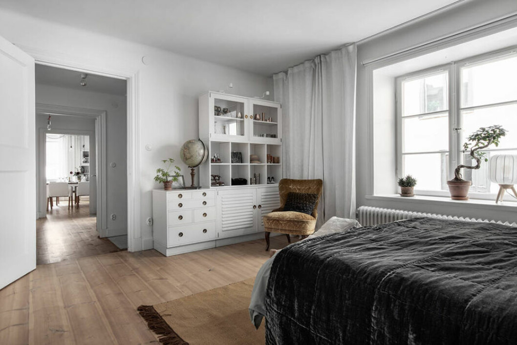 Inredningen är genomgående ljus och kombinerar modernt med äldre charm. Rymligt sovrum i ett gårdshus på Södermalm i Stockholm