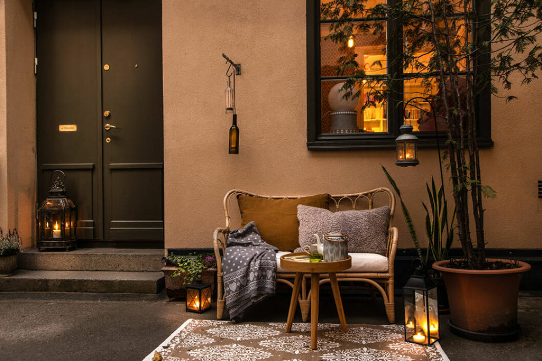 Utanför den privata entrén finns det plats för utemöbler och grill. Gårdshus på Södermalm – mysig uteplats