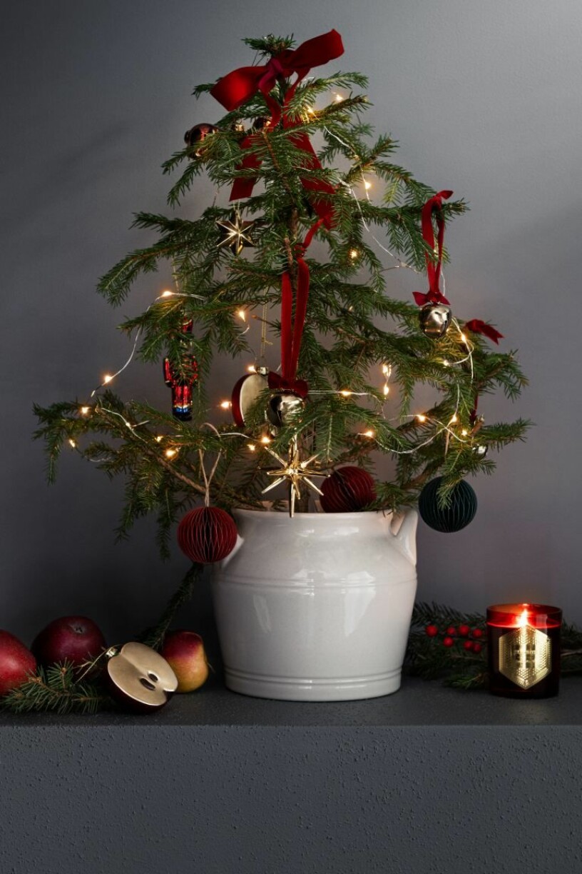 Pynta gärna bordsgranen med dekorationer i mindre format och en ljusslinga. Foto: H&M Home