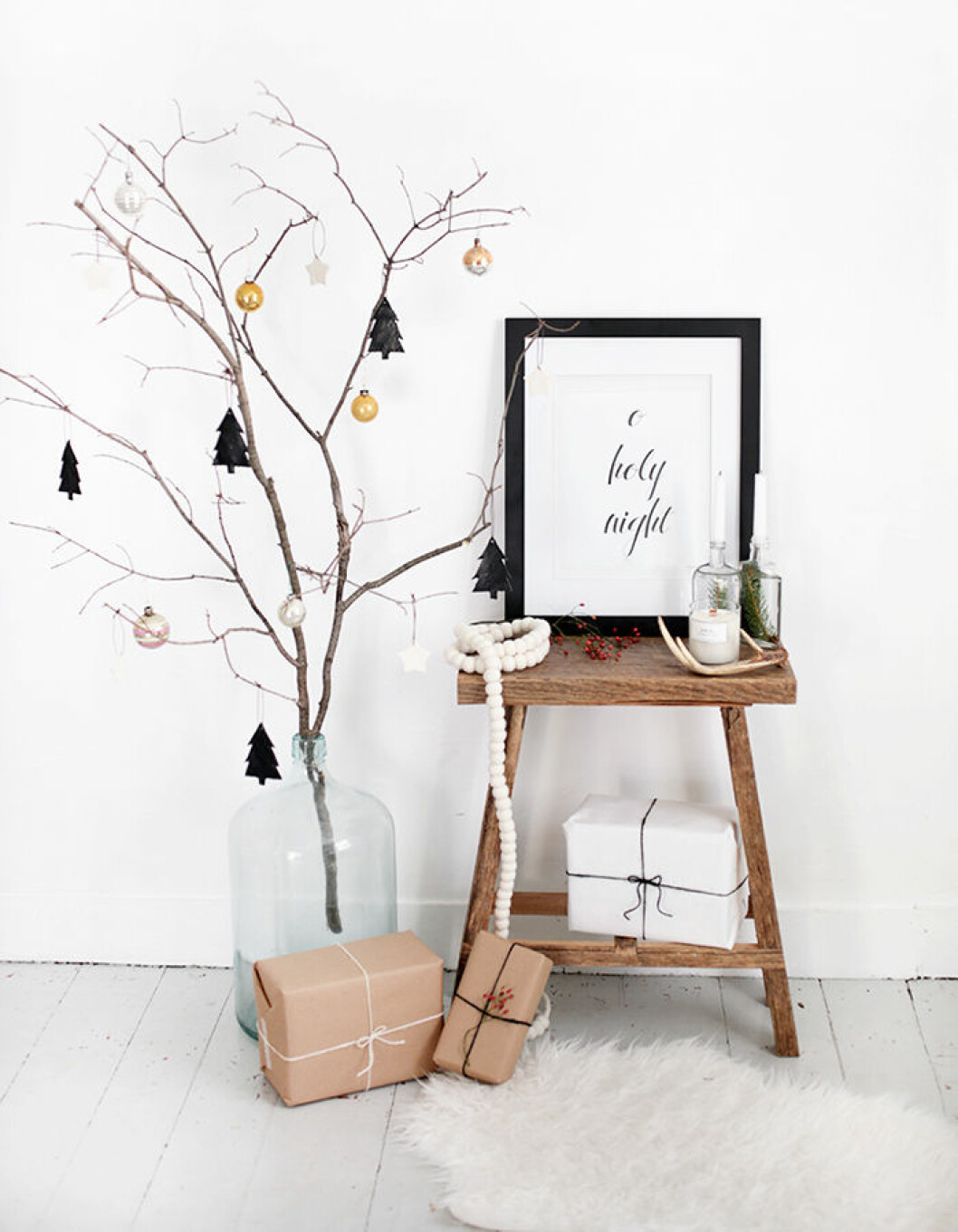 Foto: <a href="http://themerrythought.com/christmas-2/tree-branch-christmas-display/" target="_blank" rel="noopener">The Merry Thought</a> Dekorera en gren med julgranspyntet för en minimalistisk julinredning