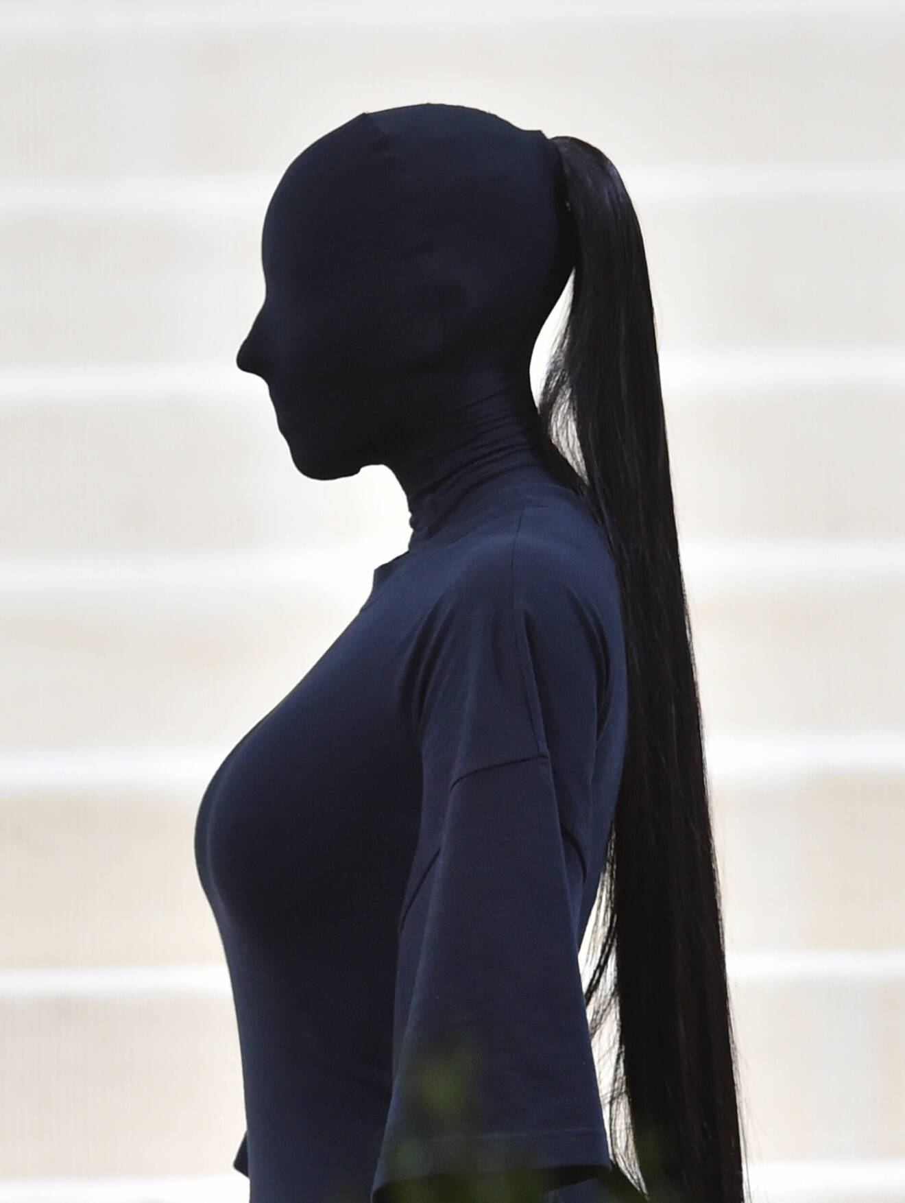 Kim Kardashian var klädd i en heltäckande svart figurnära kreation.