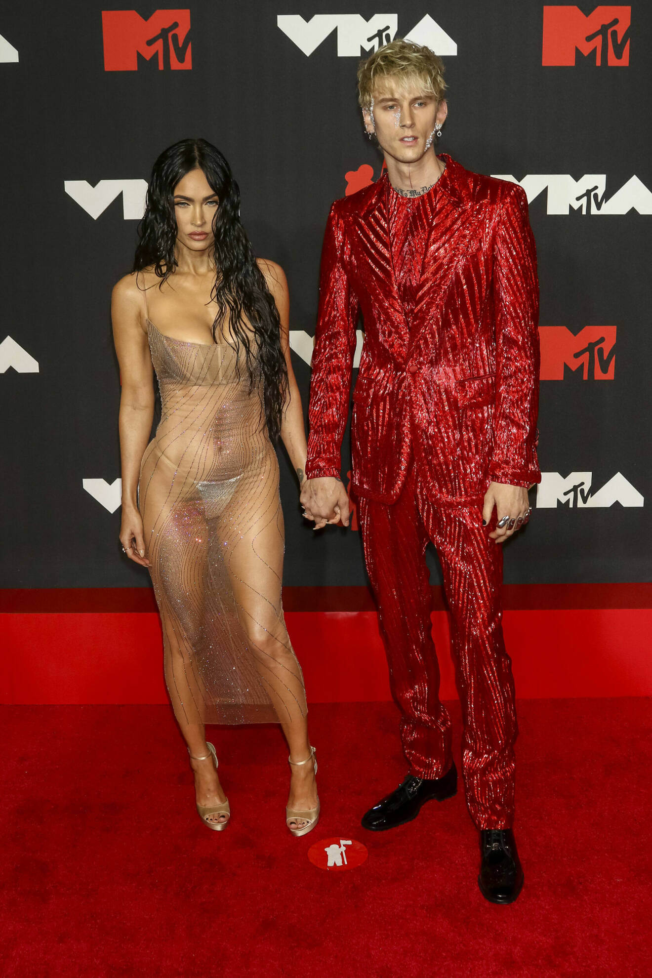 Megan Fox och Machine Gun Kelley bar iögonfallande outfits på MTV Video Music Awards.