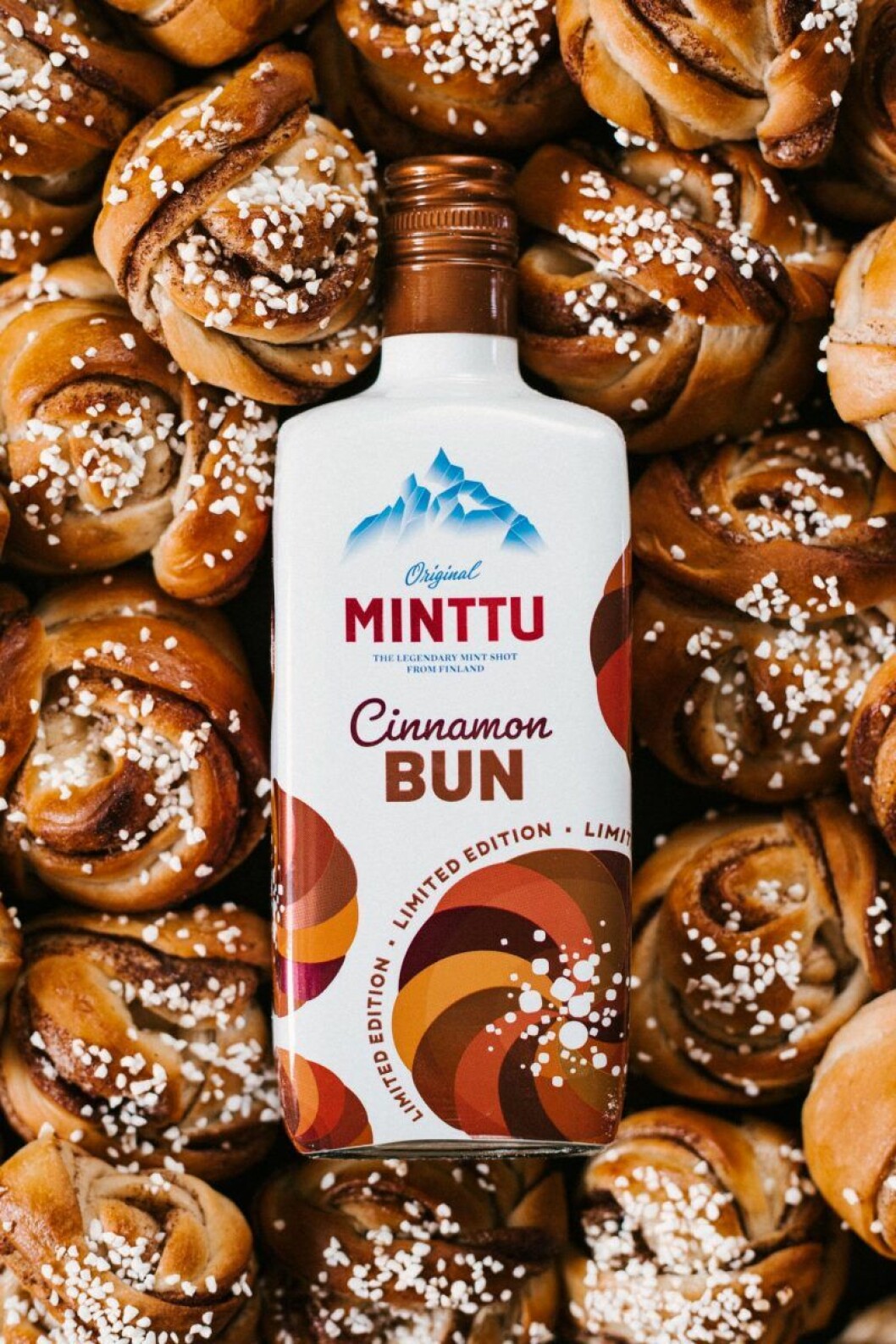 Nya Minttu cinnamon bun! En minttuflaska som ligger på massa kanelbullar