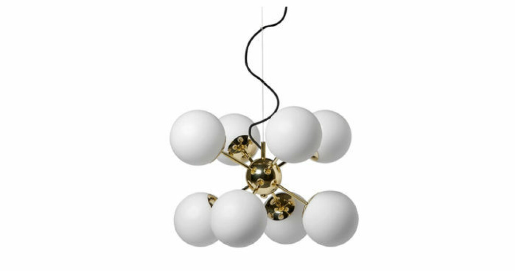 Vit lampa med mässing