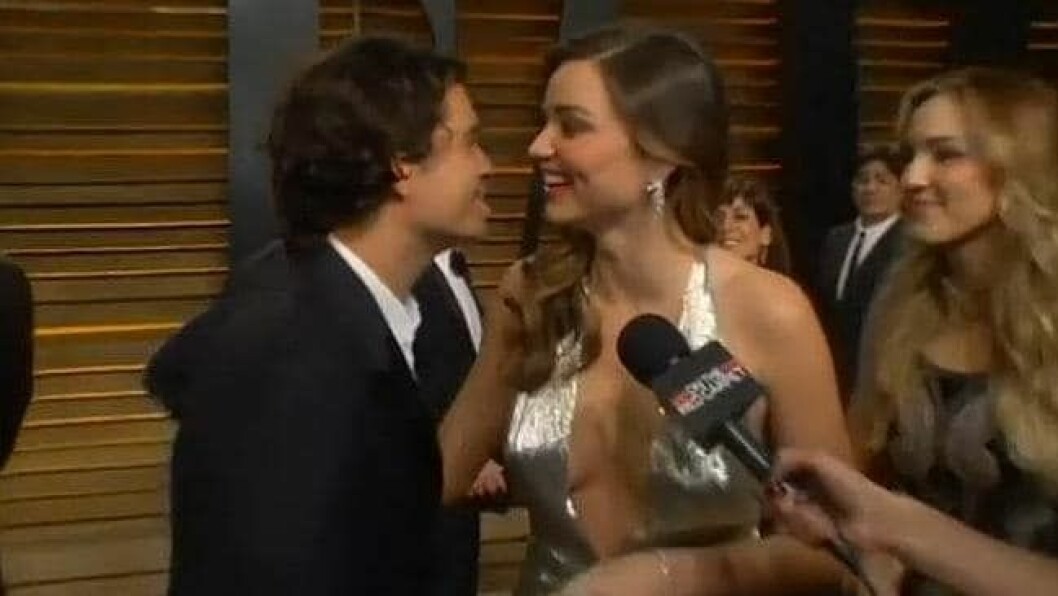 Här avbryter Orlando Bloom intervjun för att ge sitt ex en puss på kinden. Orlando Bloom är på väg att pussa Miranda Kerr på kinden