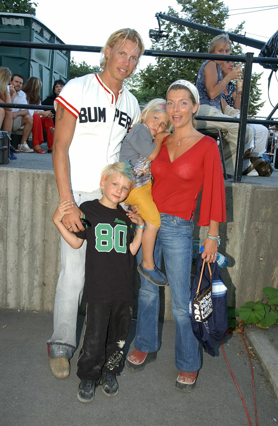 Mirre med sin exman och sina två barn, 2004.