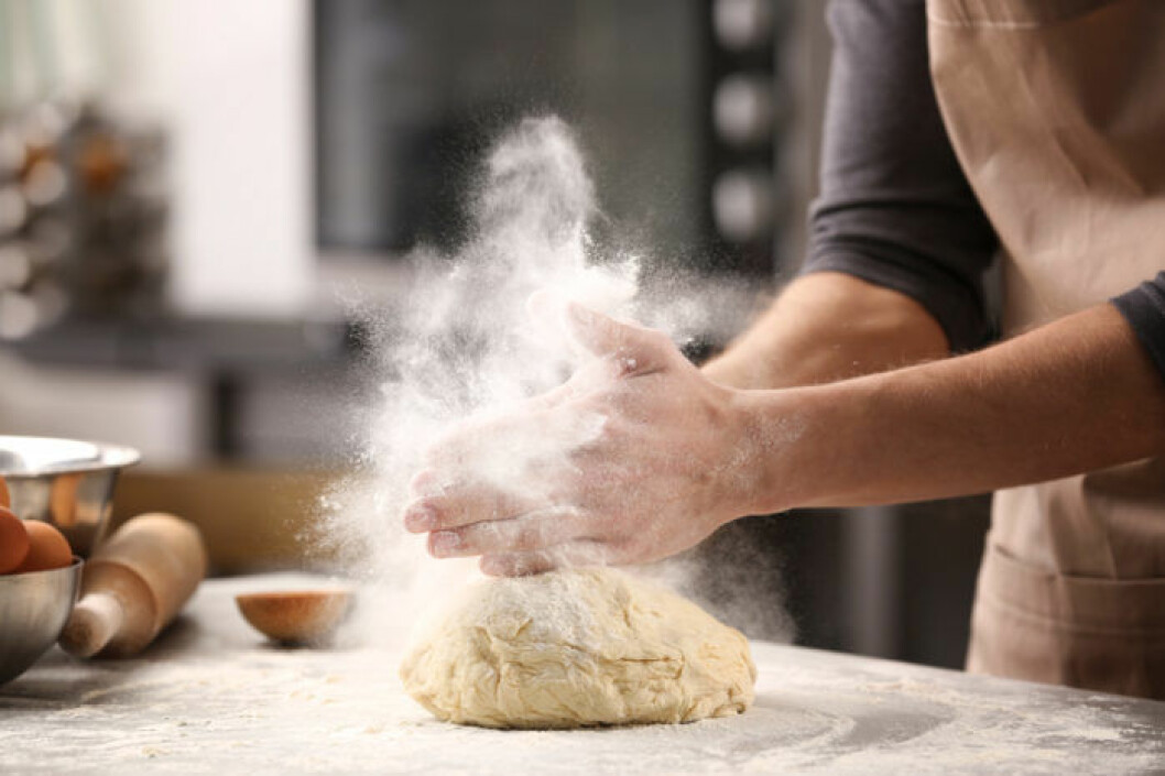 Tillsätt hellre för lite än för mycket mjöl. Bild: Shutterstock/IBL Bagare bakar ut deg så att mjölet blir ett moln.