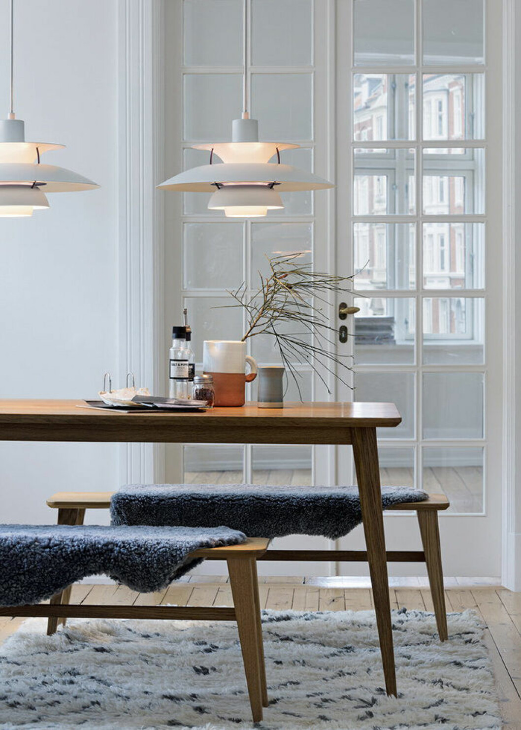 Mjuk belysning och ett rikligt ljusinsläpp bidrar till ett trivsamt hem. Foto: Louis Poulsen Taklampan PH 5 pendant från Louis Poulsen, formgiven av Poul Henningsen