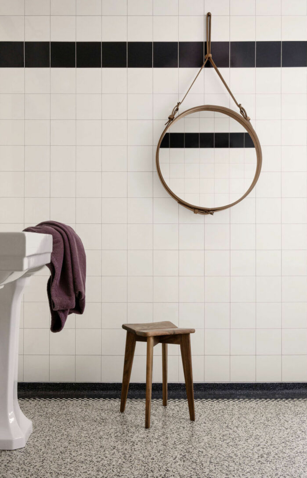 Foto: Gubi Möblera om med trä i badrummet för en lyxig och mysig känsla