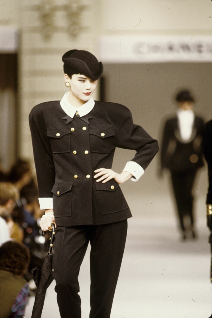 Chanel satsade år 1985 på stora stolta axlar på coola kvinnor. Chanel 80-talet