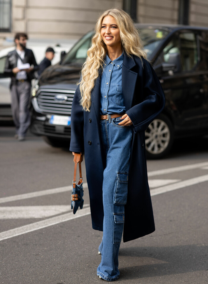 Emili Sindlev i cargojeans och jeansskjorta under modeveckan i Paris. Emili Sindlev iklädd cargojeans och blå jeansskjorta under modeveckan i Paris.