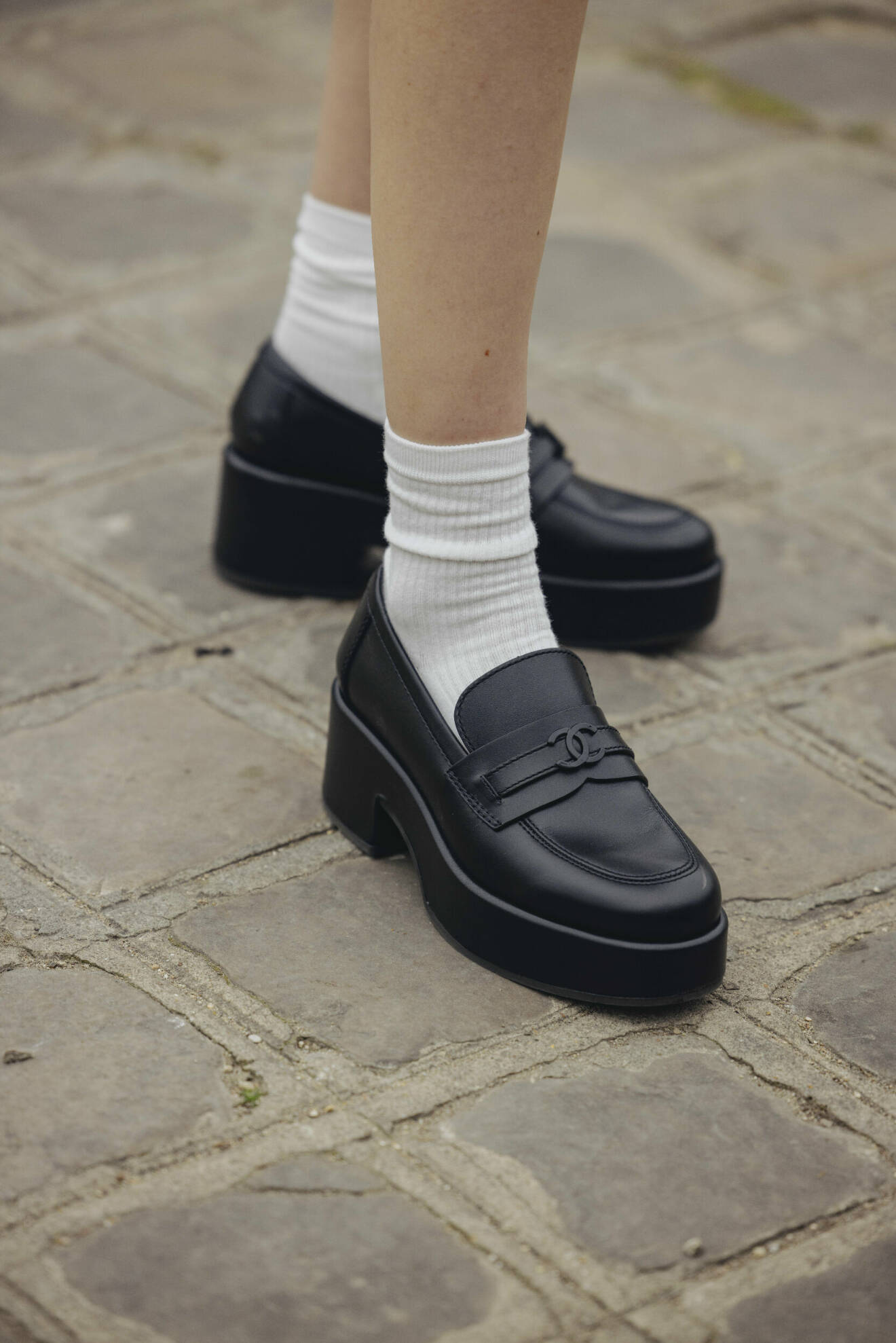 Höga strumpor i loafers från Chanel.