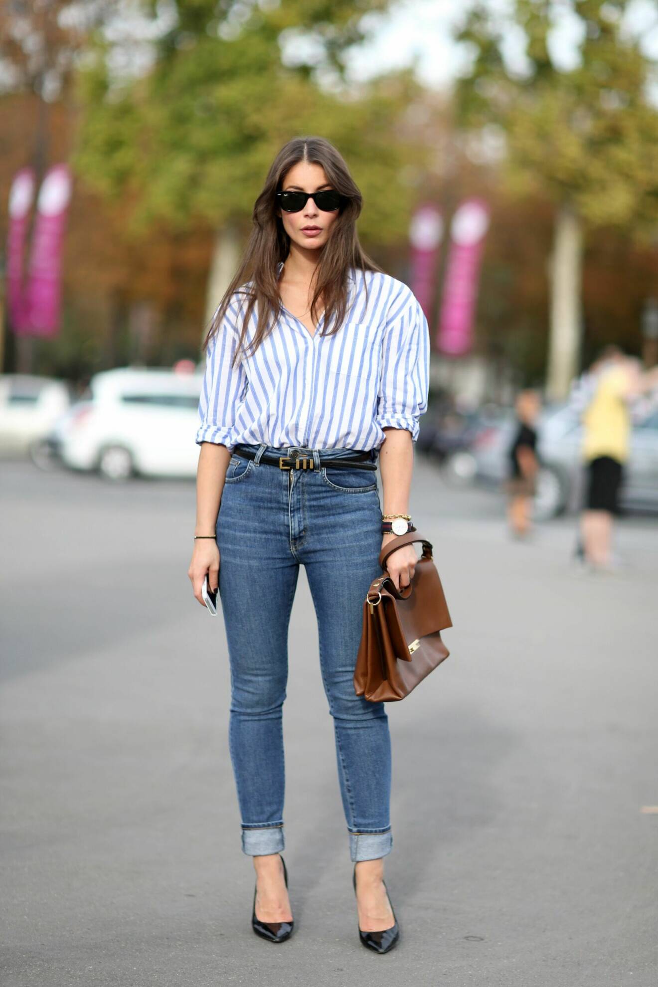 kvinna med jeans och randig skjorta street style