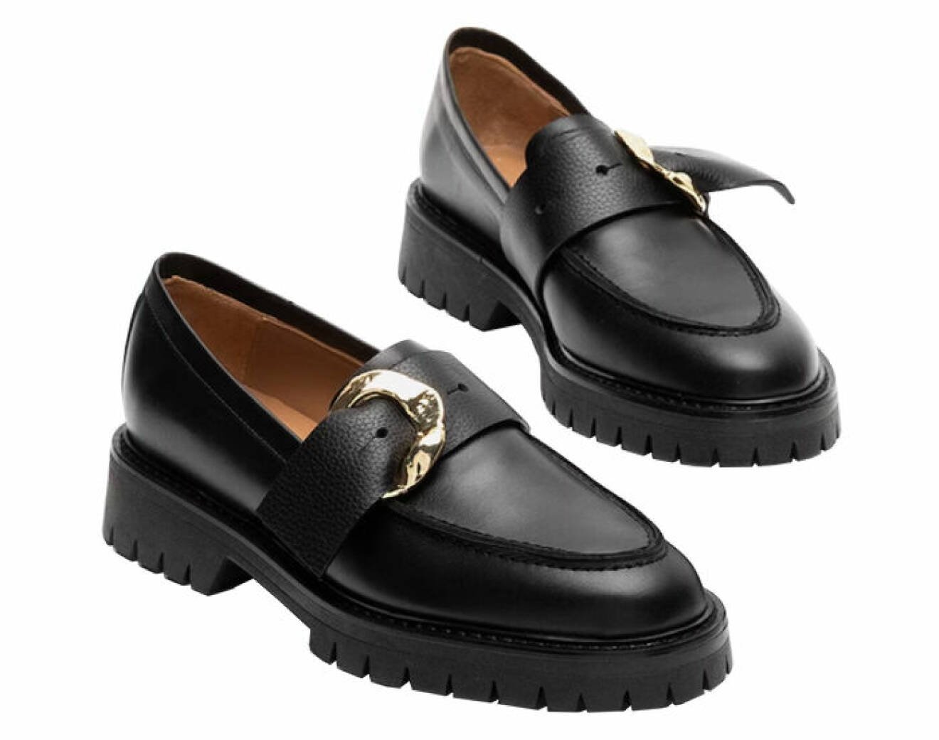 Snygga svarta loafers med spänne från Flattered.