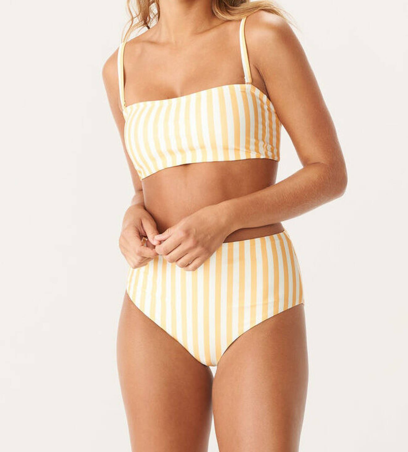 modenyheter dam våren 2022 – gul och vit randig bikini med hög midja