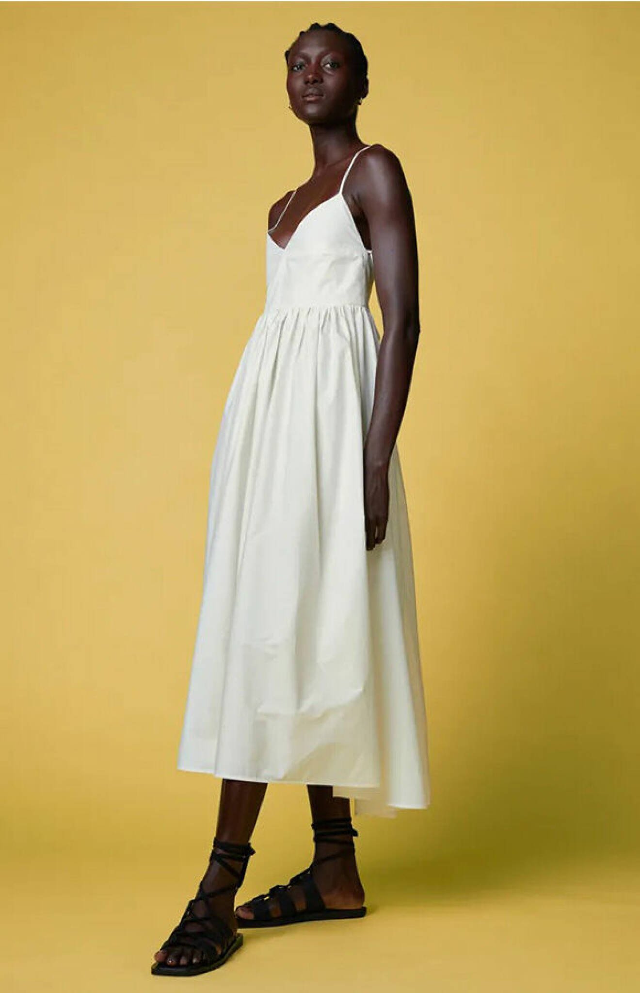 modenyheter dam våren 2022 – vit klänning med öppen rygg från H&amp;M