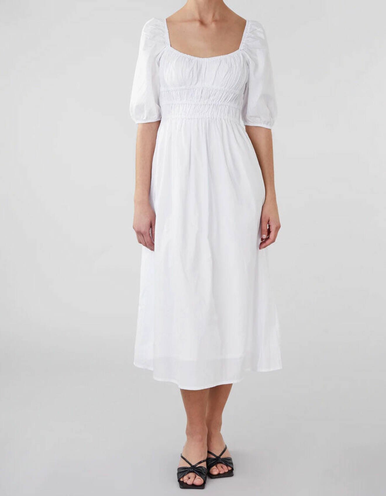 modenyheter dam våren 2022 – vit midiklänning från Faithfull the Brand