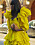gul festklänning street style SS23