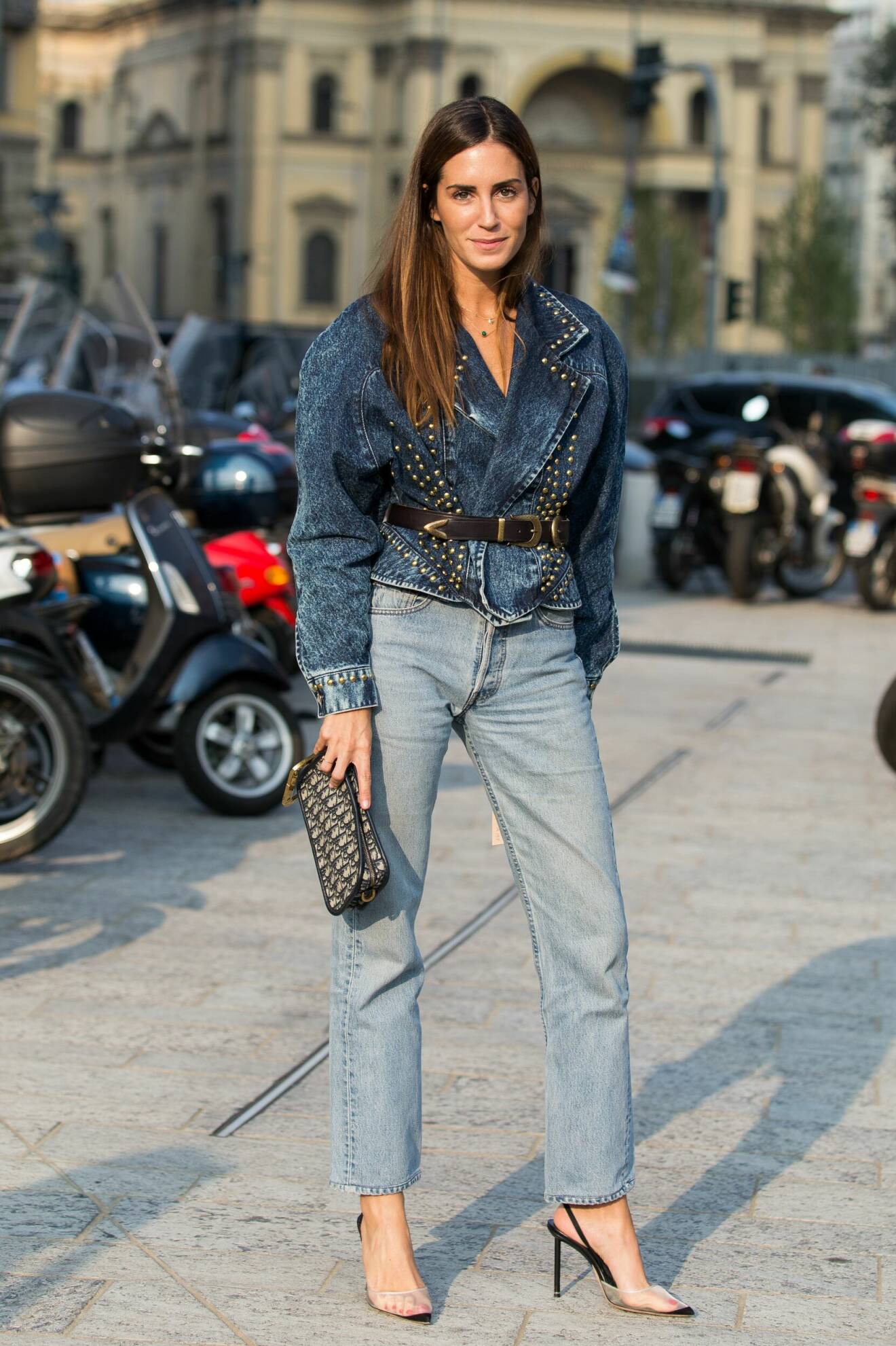 Gala Gonzalez bär jeans tillsammans med en vintage jeansjacka.