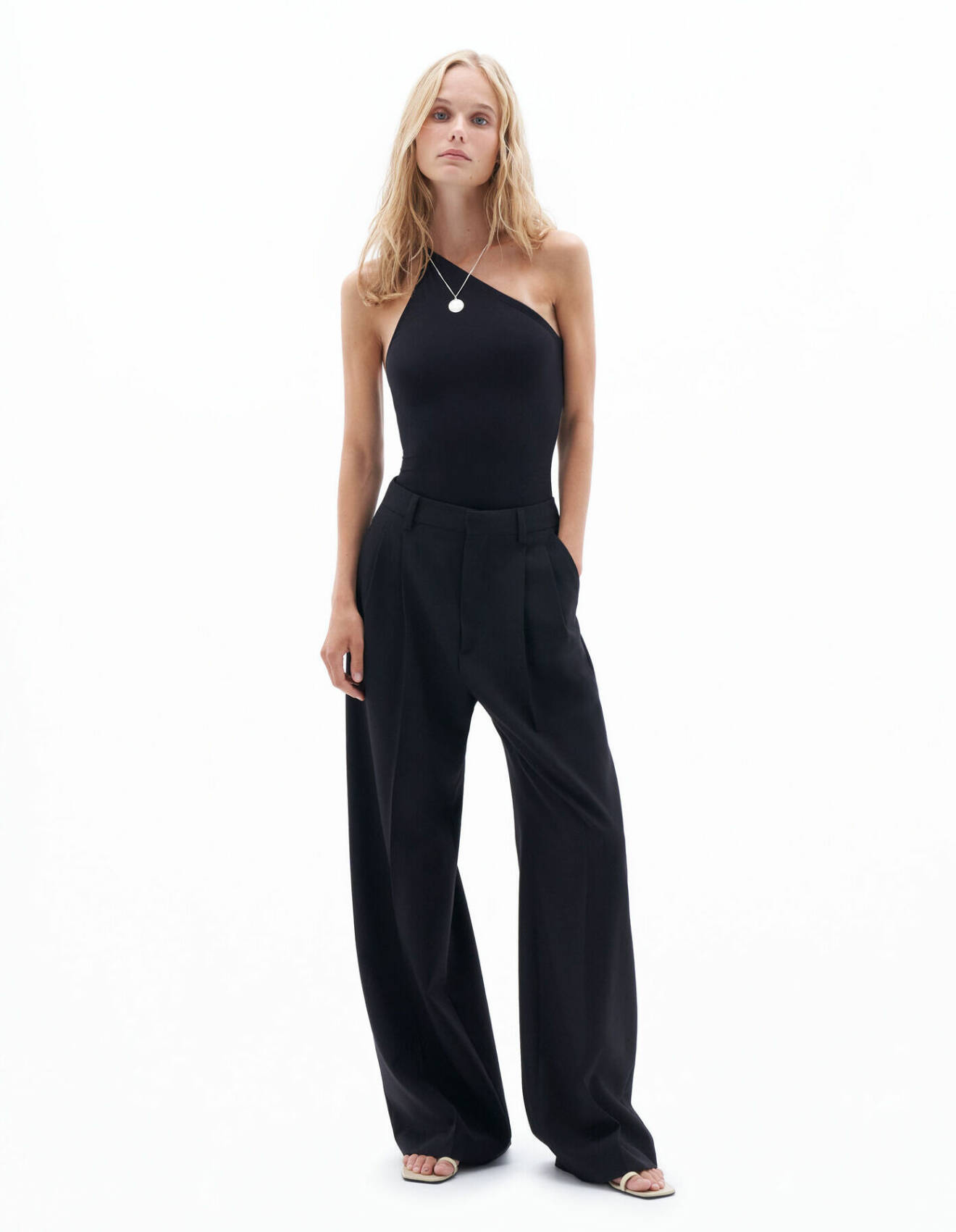Svarta byxor i trendig vid modell från Filippa K.