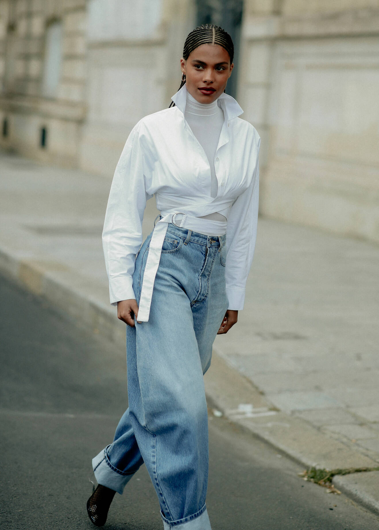 Tina Kunakey är trendig i ny och populär jeansmodell.