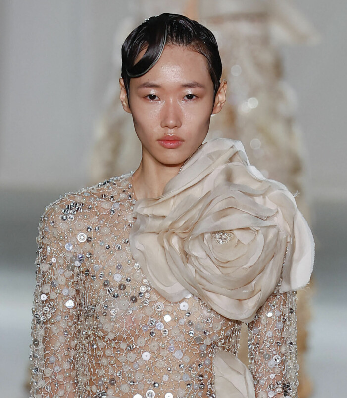 Elie Saab haute couture SS23. Dekorativ blomma på Elie Saabs haute couture-visning.