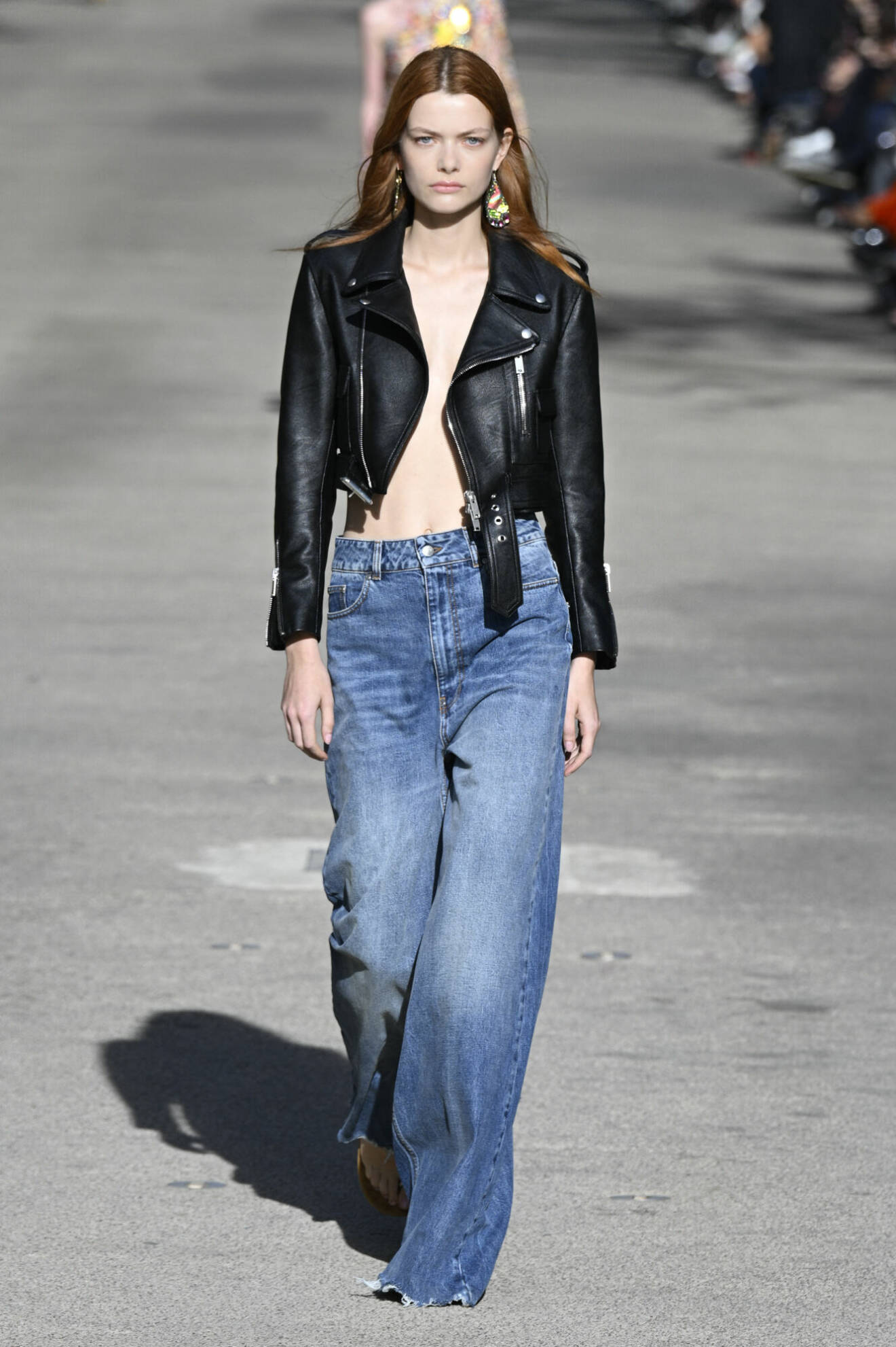 Stella McCartney visar vida jeans på vårens catwalk.