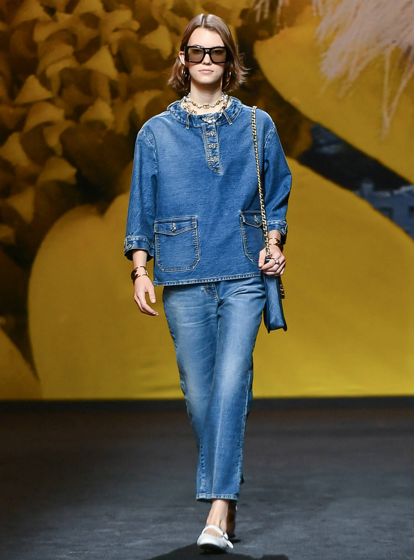Chanel visade trendigt mode i denim våren 2024.