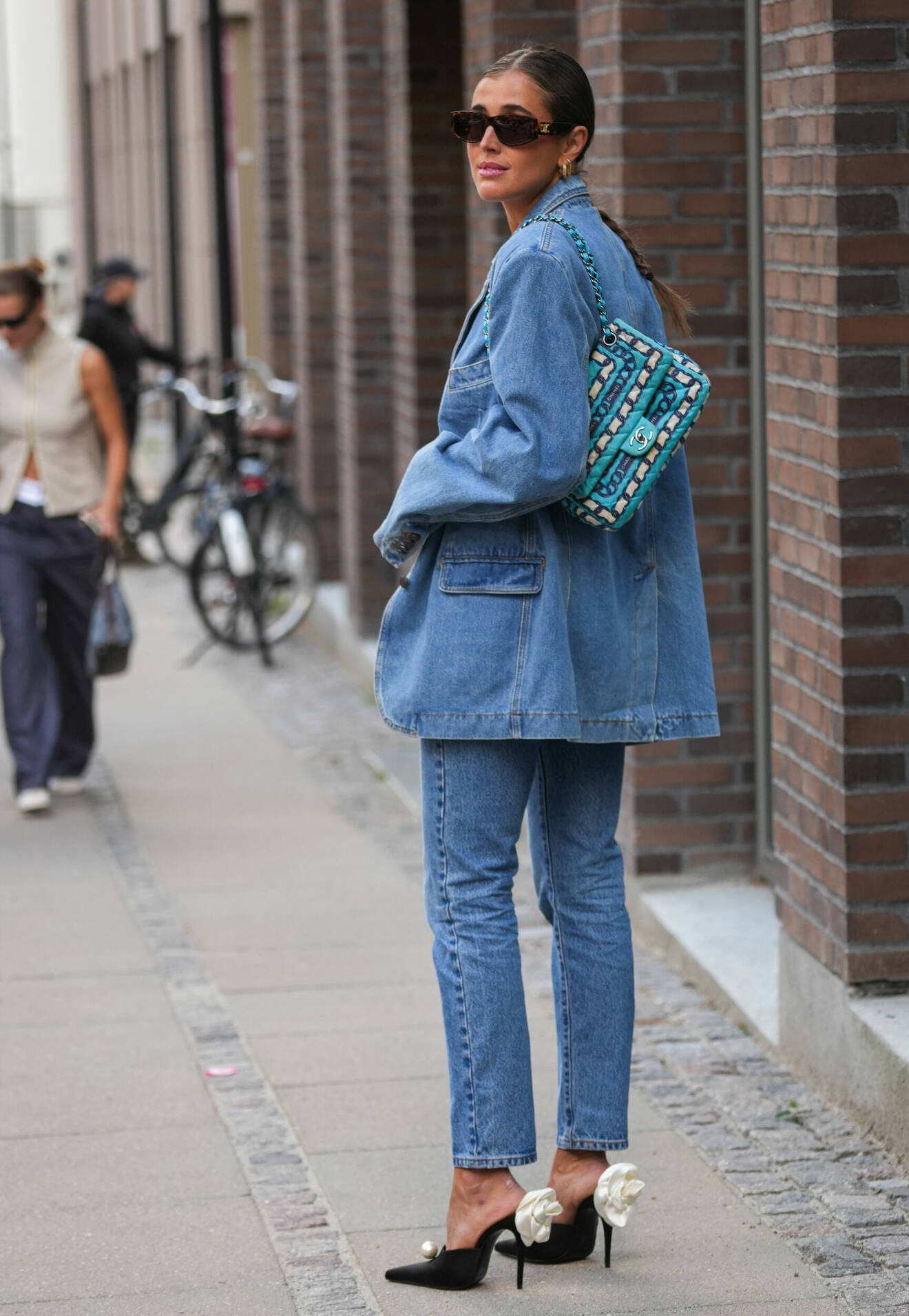 Jeans och kavaj i denim är en trendig look våren 2024.