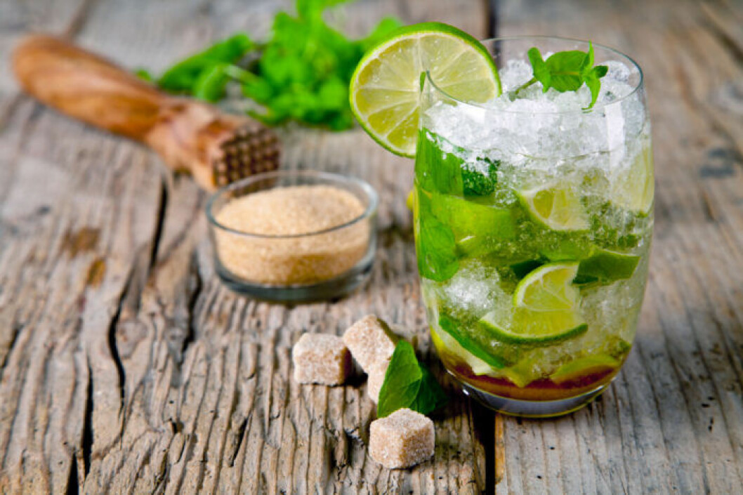 Mojito med ljus rom, lime, mynta och socker.