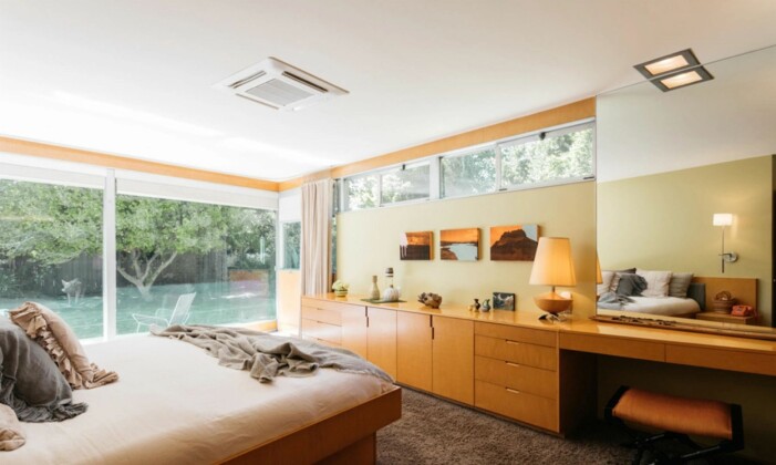 Möjligen parets planerade master bedroom – med vy över poolen.