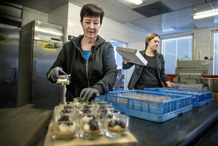 Mona Sahlin hjälper dottern Jenny på hotellet i Hultsfred, 2020.