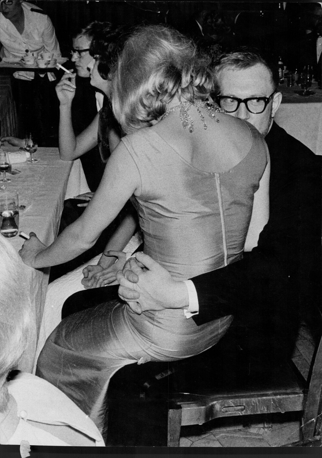 Jazzsångerskan Monica Zetterlund i knät på regissören Vilgot Sjöman.