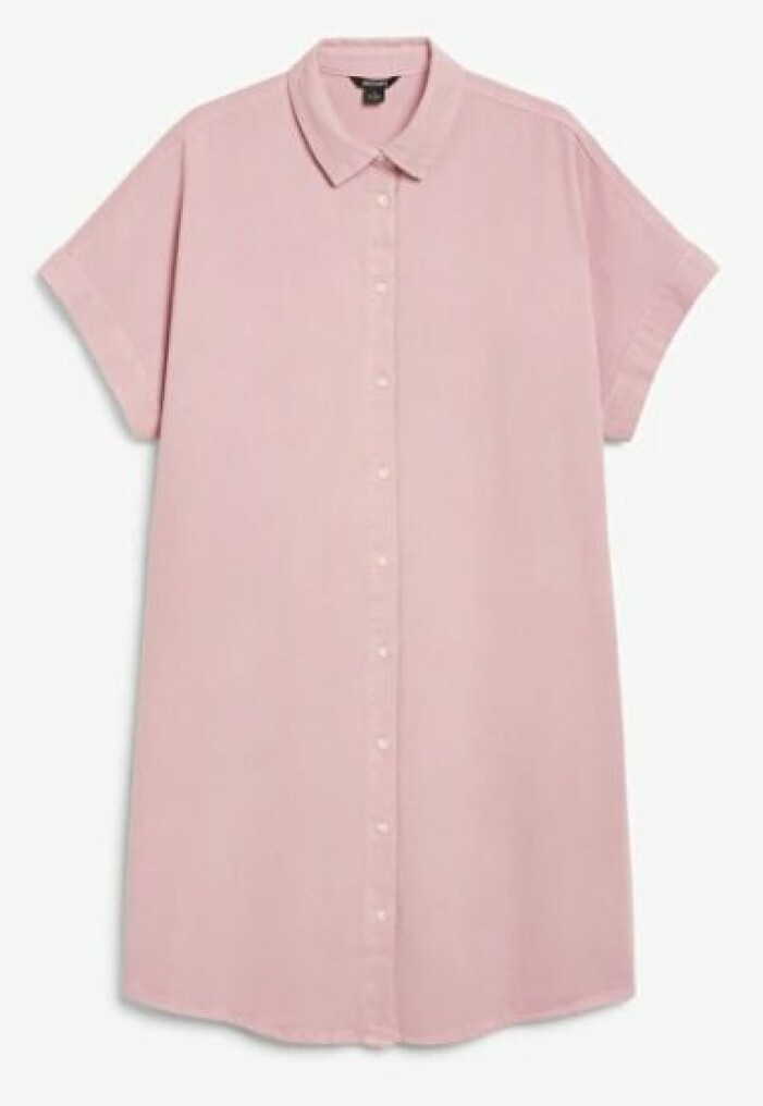 Skjortklänning, Monki. <a target="_blank" rel="nofollow" href="https://track.adtraction.com/t/t?a=1274423541&as=1218462148&t=2&tk=1&epi=an-skjortklanning&url=https://www.monki.com/en_sek/clothing/dresses/midi-dresses/product.denim-midi-dress-pink.0893916006.html">Klicka på bilden för att komma direkt till produkten!</a> Ljusrosa skjortklänning med korta ärmar. Oversizad passform. Skjortklänning från Monki.