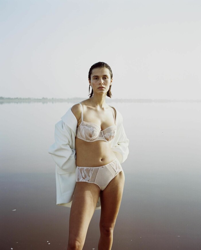 Behå i nylon/polyamid/elastan, 70B–85H, 750 kr, Chantelle. Trosai nylon/elastan/bomull, stl 38–48, 390 kr, Chantelle. Snygga underkläder i off white