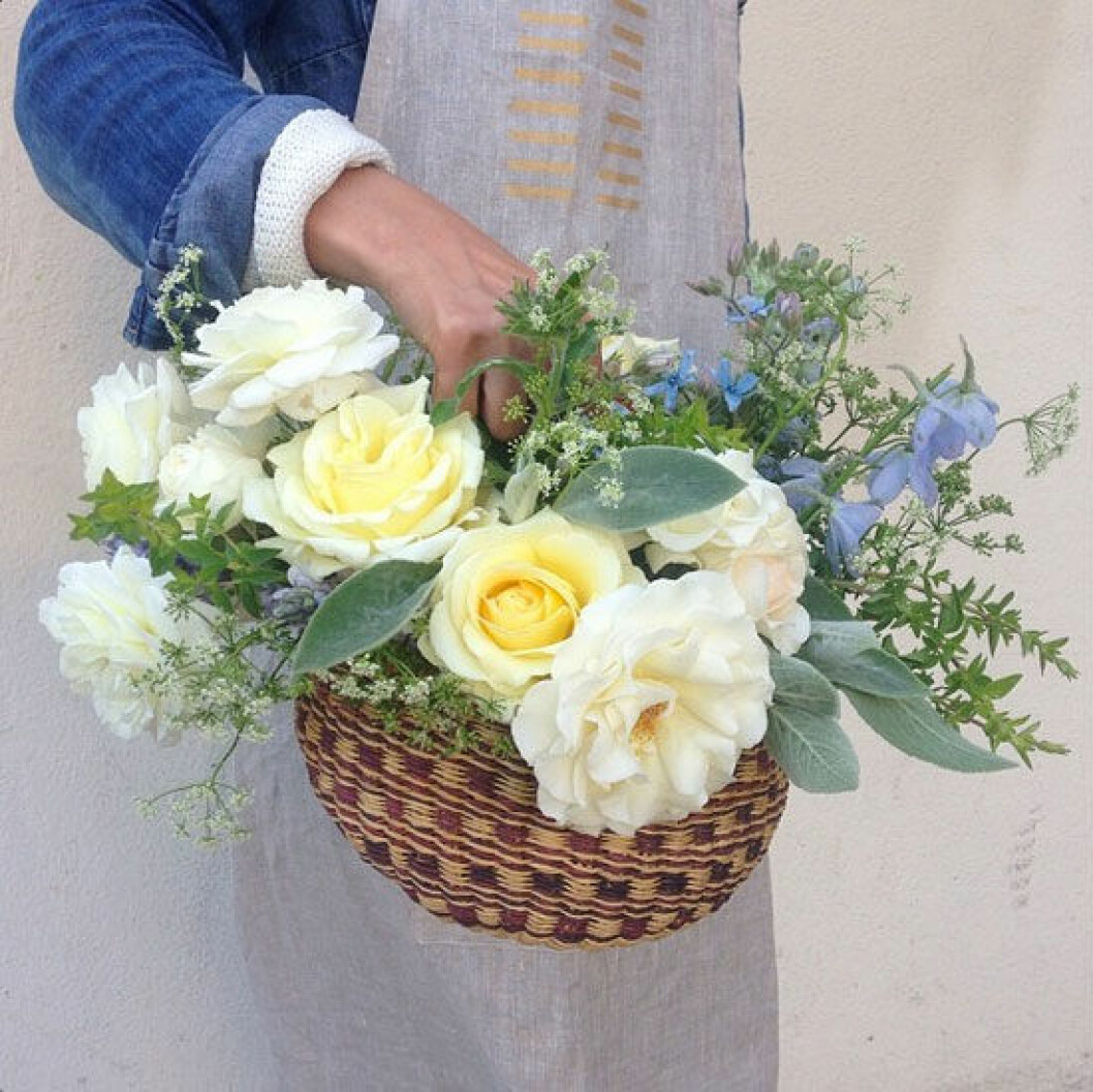 <a href="http://instagram.com/mooncanyon" target="_blank">Kristen Cassies</a> korgar med blomsterarrangemang lockar oss alla till att lära sig konsten att binda blommor. Kristen Cassies korgar med blomsterarrangemang lockar oss alla till att lära sig konsten att binda blommor.