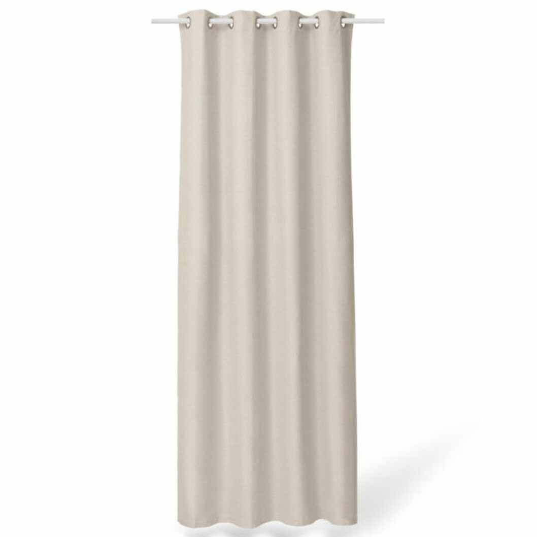Beige mörkläggningsgardin från Åhléns, finns i flera färger. <a href="https://track.adtraction.com/t/t?a=1136856392&as=1218462148&t=2&tk=1&epi=gardiner&url=https://www.ahlens.se/Inredning/textil/gardiner-15059/ahlens-morklaggningsgardin-sovmorgon-140x240-cm-beige-90016139/" target="_blank" rel="noopener">Här kan du läsa mer och köpa dem</a>.
