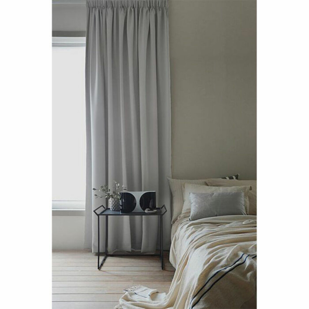 Pärlvit mörkläggande hotellgardin från Mimou, finns i flera färger. <a href="https://ellosse.sjv.io/c/2867640/1021212/13369?u=https%3A%2F%2Fwww.ellos.se%2Fmimou%2Fmorklaggande-hotellgardin-dubbel-bredd%2F1504339-03" target="_blank" rel="noopener">Här kan du läsa mer och köpa dem</a>. Pärlvit gardin med hotellkänsla från Ellos