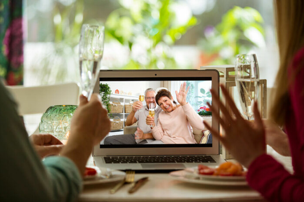 Via olika digitala tjänster kan du anordna en digital mors dag-middag för din mamma.