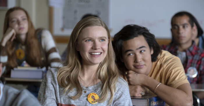 Hadley Robinson och Nico Hiraga i filmen <em>Moxie</em>. Årets bästa filmer. Moxie.