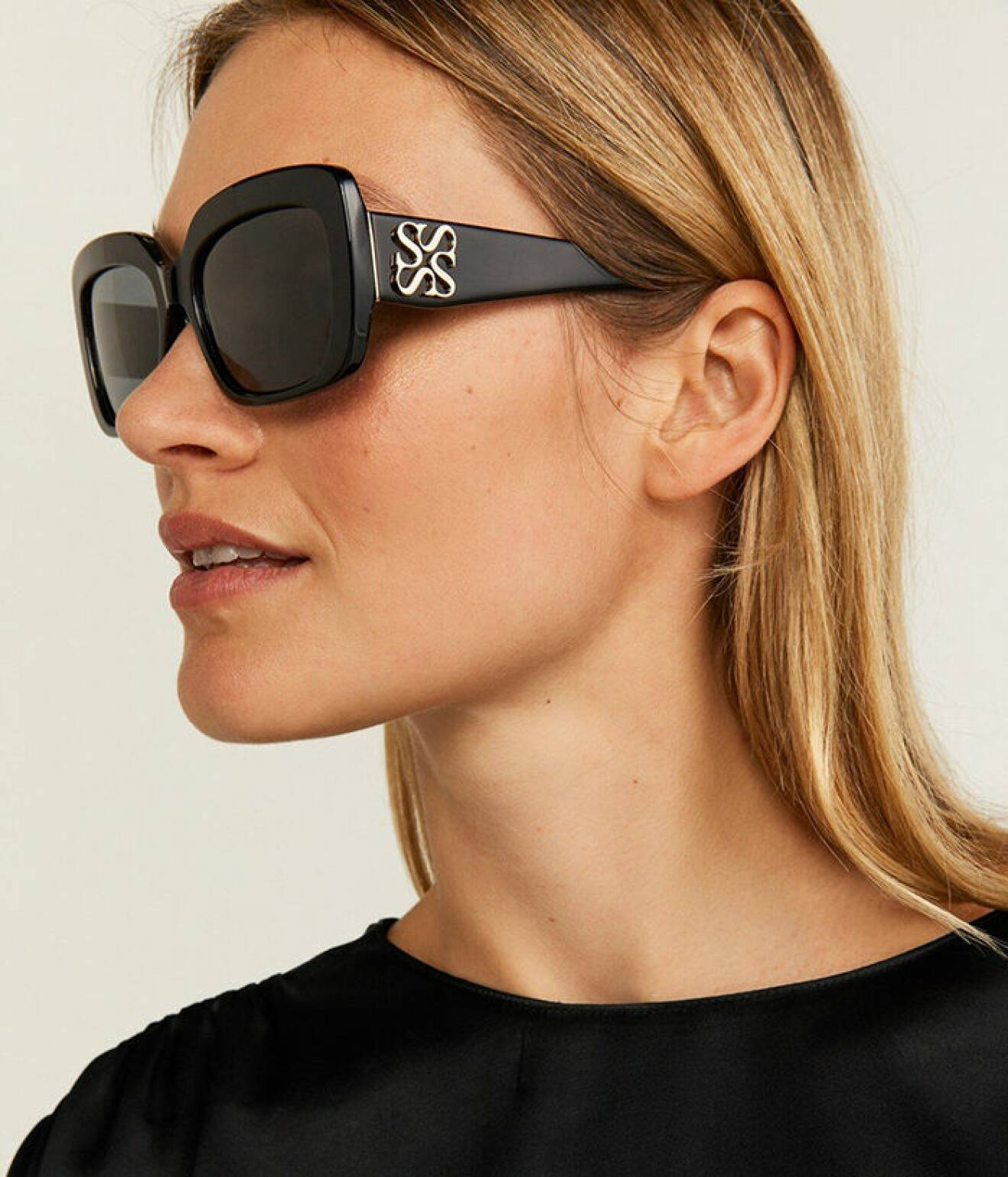 Svarta stora solglasögon med kantig form och guldlogga på sidorna från Stockh lm/MQ