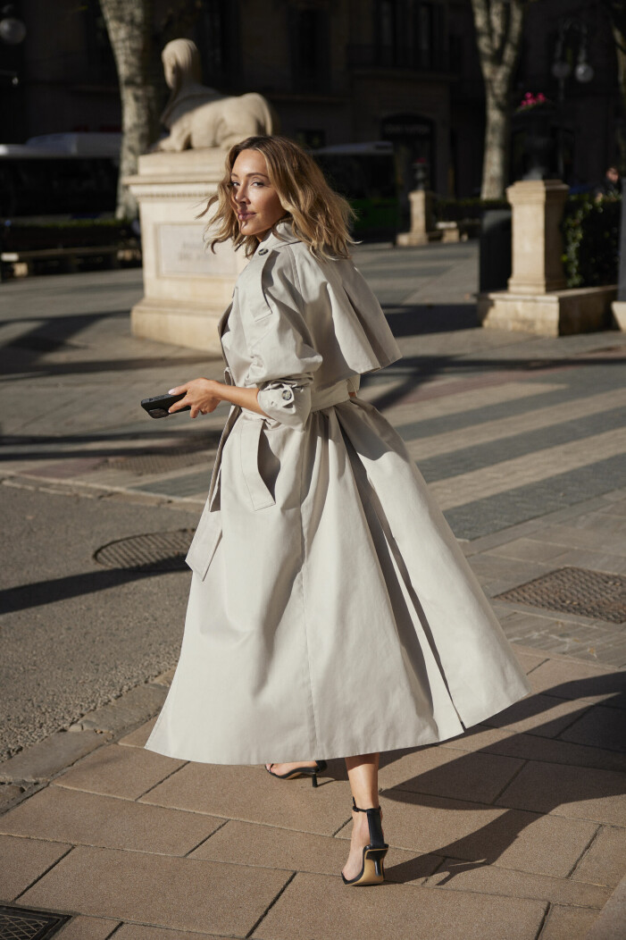 Klicka på bilden för att komma direkt till trenchcoaten. beige klassisk trenchcoat med midjeskärp för dam från stockh lm studio/MQ