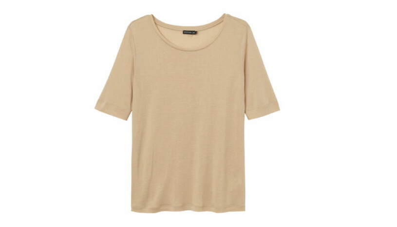 Topp, 299 kronor. <a target="_blank" href="https://www.marqetstores.se/stockh-lm-katie-top-beige/?utm_source=nativefemina&utm_medium=referral&utm_campaign=campaign10&utm_content=femina">Shoppa här!</a>