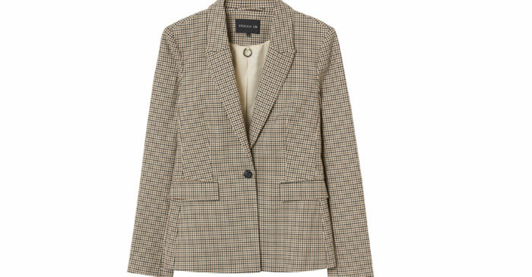 Kavaj, 1299 kronor. <a target="_blank" href="https://www.marqetstores.se/stockh-lm-carrie-blazer-sandshell-check/?utm_source=nativefemina&utm_medium=referral&utm_campaign=campaign10&utm_content=femina">Shoppa här!</a>