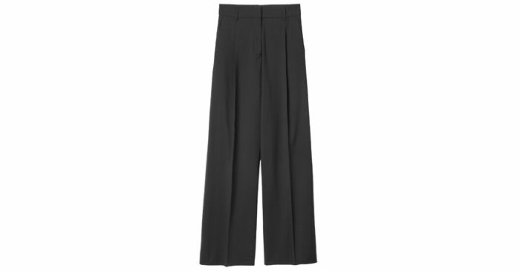Byxor, 1299 kronor. <a target="_blank" href="https://www.marqetstores.se/stockh-lm-karen-long-skirt-black/?utm_source=nativefemina&utm_medium=referral&utm_campaign=campaign10&utm_content=femina">Shoppa här!</a>